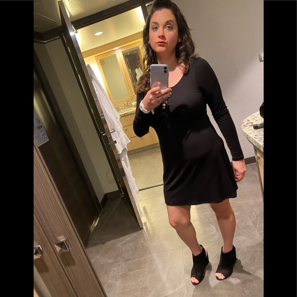 Meet Your Poshmark Buyer & Seller - Picture 3 of 5